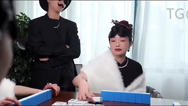 黑社会老大让少奶奶体验当母狗的快感