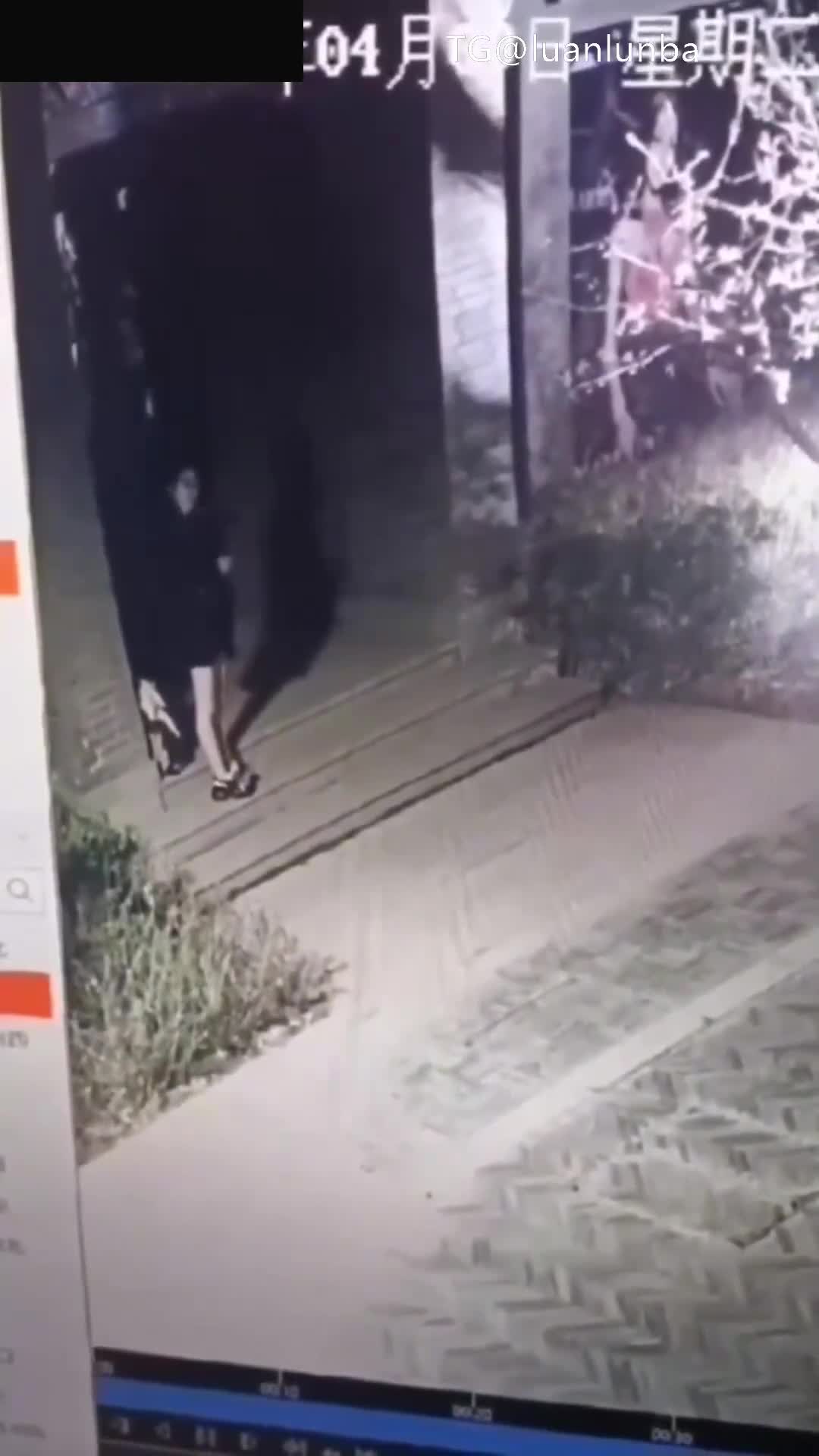 【黑料吃瓜】兰州老街00后骚母狗户外跟男人野战被狠狠后入，监控拍下全过程