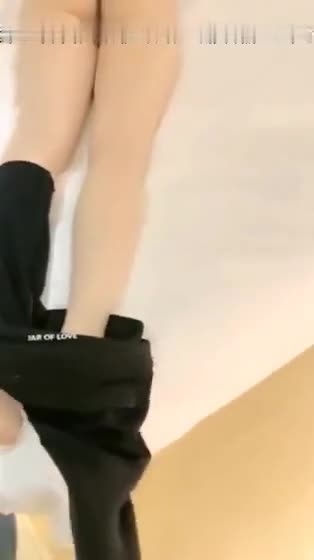 醉酒女同事，带回酒店边干边吐脱光爆操