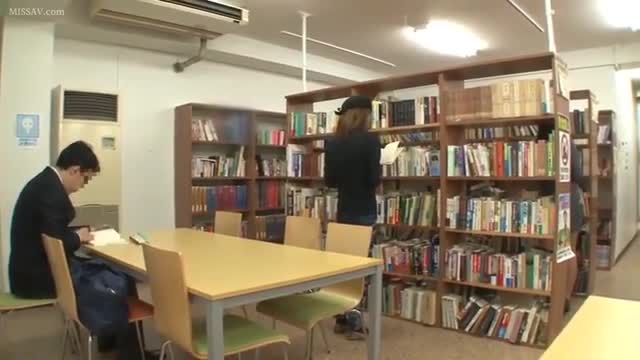 ATOM-192 在图书馆里被一个制服黑丝眼镜勾引，她边看书边给我打飞机我们一边学习一边做爱，图书馆里做爱还是第一次她渴望鸡巴，高跟鞋蹲着给我口交，肉感的大腿舒服#图书馆 #黑丝 #眼镜 #制服 #口交 #女上位 #高跟 #屁股 #调戏 #勾引