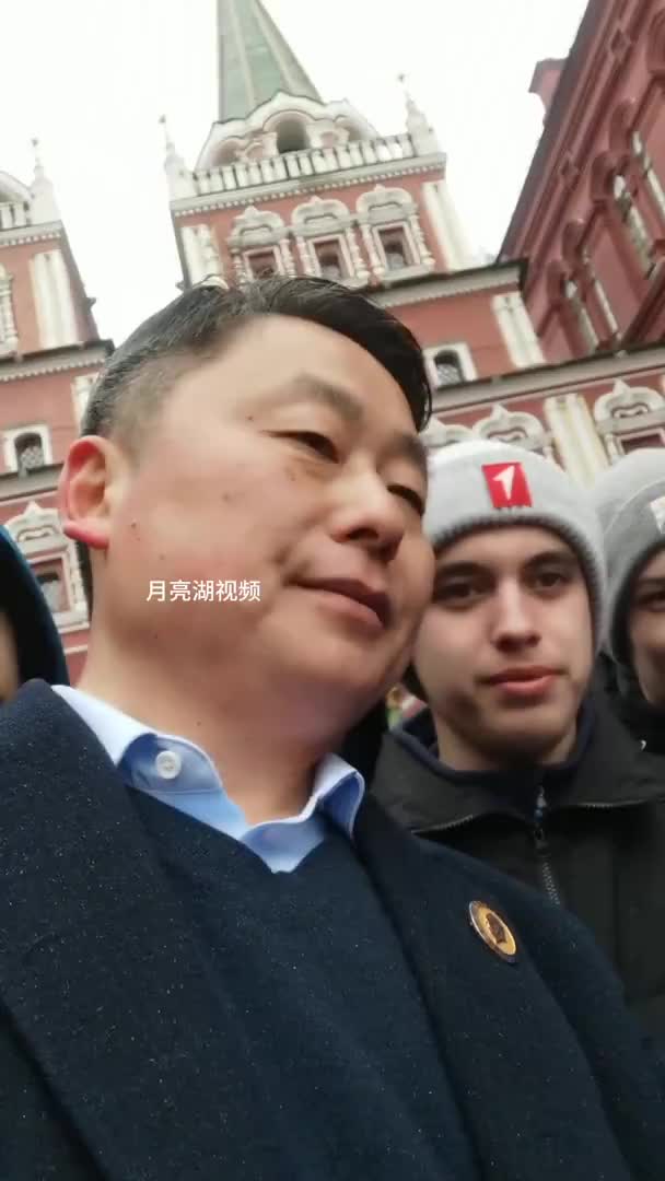 3月23日，一男子通过翻译软件向一旁的俄罗斯高中生示好，表示“无论俄罗斯遇到什么困难，中国人始终站在俄罗斯一边”学生们听后纷纷鼓掌。随后男子接着说，自己是普京的粉丝，中国有几个亿人普京的粉丝，我们对普京都比较崇拜。学生们听后纷纷撇嘴笑而不语，但最后还是向该男子表示了感谢。