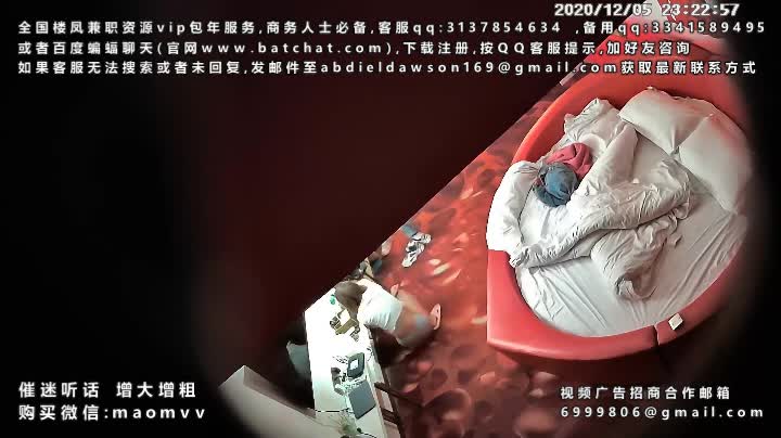 红色大圆床偷拍学生情侣开房，一夜打炮好几次，真是精力旺盛