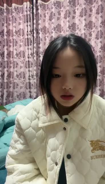 #国产精品 #Gia少女【Gia少女】我靠！两个04年的学生妹房间里全裸扭来扭去