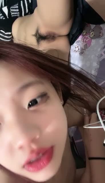 #国产精品 #Gia少女【Gia少女】我靠！两个04年的学生妹房间里全裸扭来扭去
