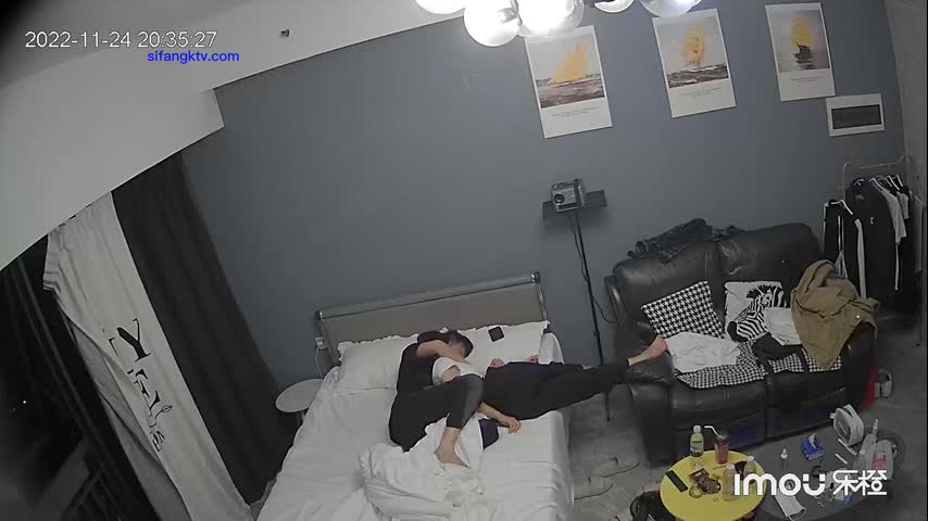 流出酒店投影房,偷拍年轻小情侣开房