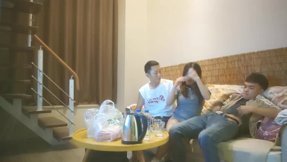 换妻极品3p，今晚黑皮单约小情侣20岁！口射，金丹加持，绿帽男拍摄，刺激