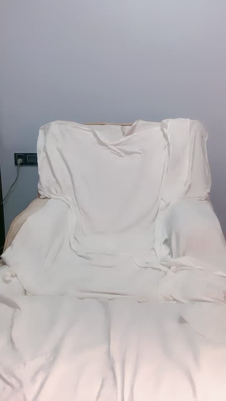 不露脸就够看超级粉穴学生妹，难得一见一线天嫩穴，近距离假屌爆插呻吟大声，没几下就流出很多白浆，圆润美乳粉色奶头
