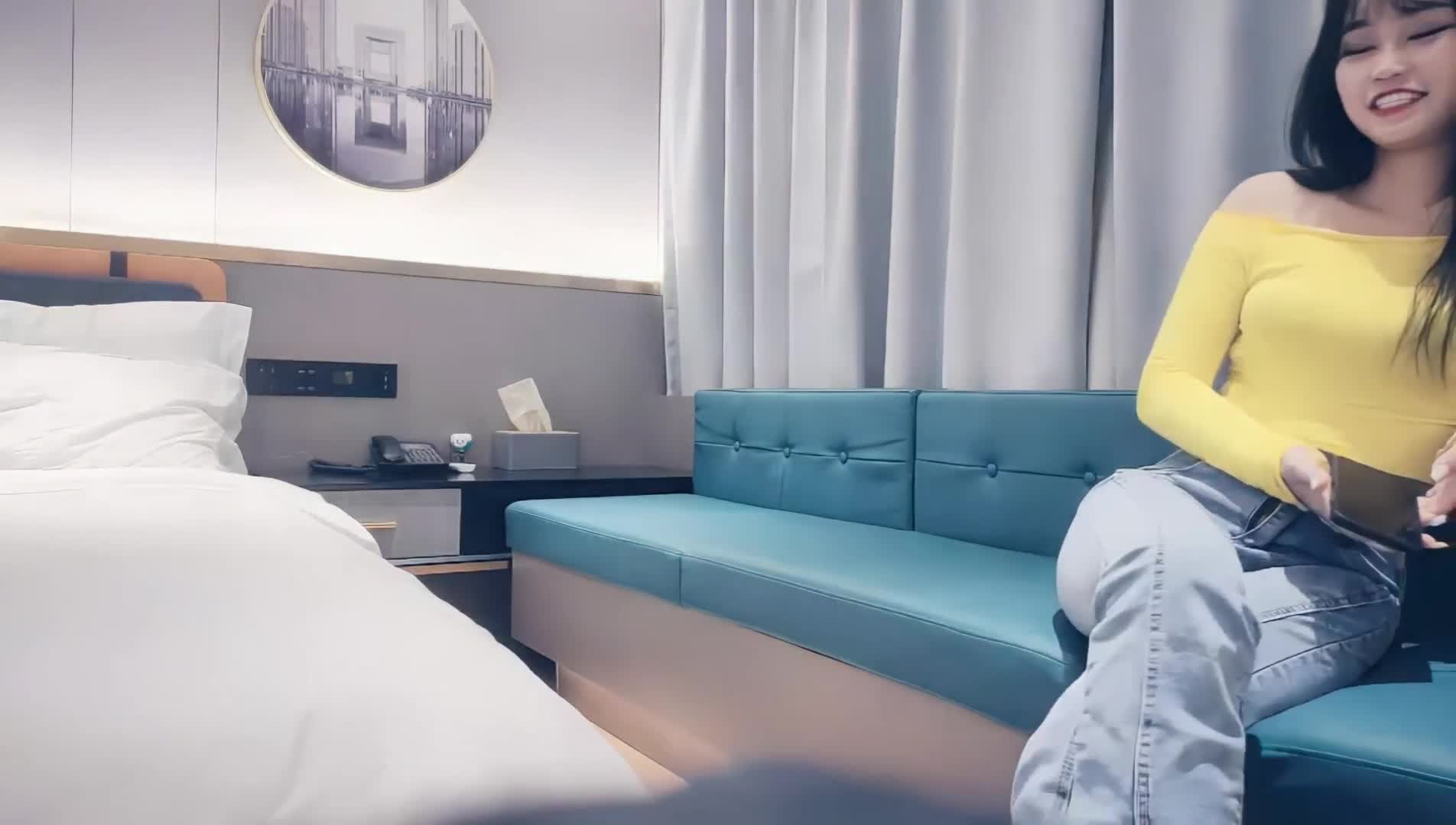 【探花精选】黄衣服牛仔裤外围妹子，毛毛浓密掰穴摸逼，镜头前口交舔屌，双腿肩上扛抽插猛操#探花精选 #偷拍 #探花