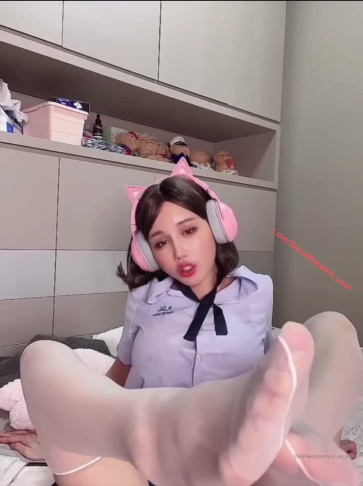 #OnlyFans 网红达人-辛尤里,职业OL白领，挑逗炮友吃鸡诱惑