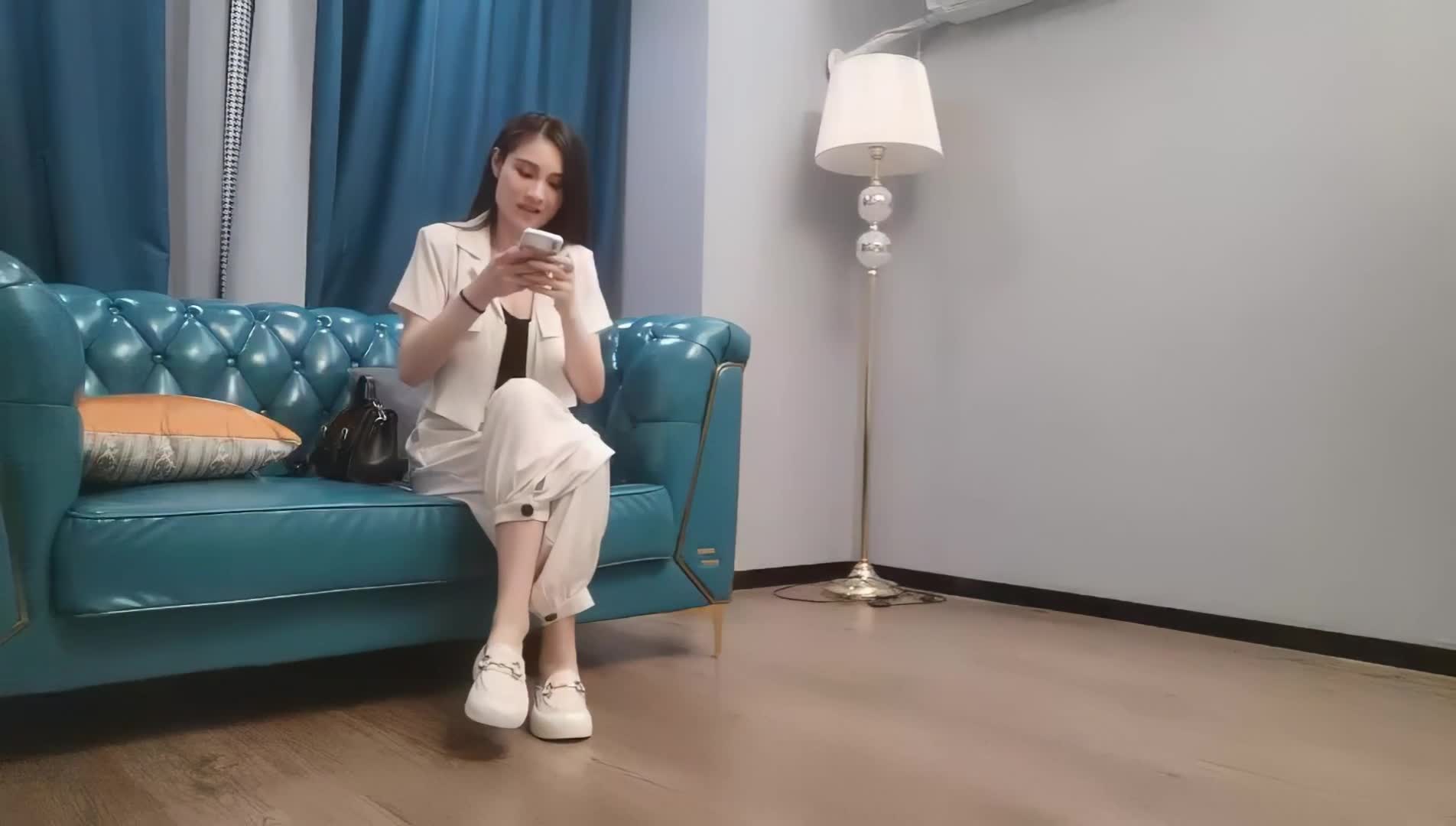 【探花精选】外围长腿小姐姐，骚的很穿情趣护士装调情，妹子自摸翘起屁股扭动，开档黑丝大屁股骑乘撞击#探花精选 #偷拍 #外围 #探花