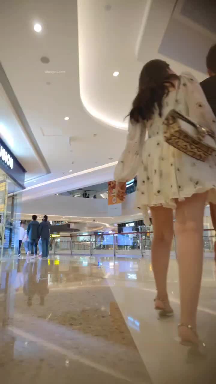#抄底 大师商城抄底 每个都是性感美女少妇 与年轻靓丽妹妹 内裤夹在肥臀里P股部分透明的蕾S内爆毛白内内 粉嫩看的好过瘾