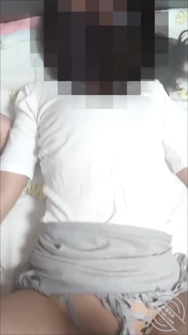 1️⃣9️⃣标题：【真实原创】（19）我妈下班刚进门，就被我直接拉进房间给干了！作者：#孤儿日寡母发帖时间：2024-06-08 19:46:23真不好意思兄弟们，看到有好多大哥给我发私信催更，最近因为考驾照的事，我实在是太忙了，之前拍的视频一直都没时间处理，再加上我妈这段时间还来事了，我就一直没怎么更新，还请见谅！   这次是我姥回家的那天下午！我妈下班刚进屋，我就冲上去抱着我妈一顿亲，一边摸她裤裆一边说想和她操逼！   我妈说等吃完饭洗个澡的，我根本等不了一点，她连鞋都没换就直接被我抱进房间给干了！