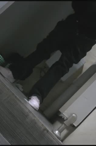 七月最新流出厕拍 大神严小开潜入某高校无门女厕前景偷拍学妹尿尿有些妹子打扮挺前卫的
