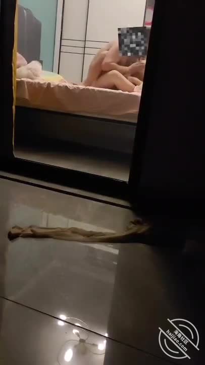 4️⃣4️⃣标题：爸爸射了以后 妈妈欲求不满 继续用假鸡巴艹作者：#近水楼台先艹妈发帖时间：2024-06-20 09:33:17昨天晚上 翻看了一下手机相册 发现以前 偷拍爸妈做爱的视频还有一个 在手机里面   毕竟也好久了 我就播放了看了下 发现很多细节  我发现妈妈真的很骚  以前没注意 我发现就算是我也满足不了妈妈  妈妈一开始跟妈妈搞 一直坐在爸爸身上摇晃 到后面跟爸爸搞射了以后 妈妈拿了纸巾 跟爸爸擦拭着爸爸的鸡巴  看着妈妈 温柔的跟爸爸擦鸡巴  那时候没什么感觉 但是现在艹过妈妈以后  再