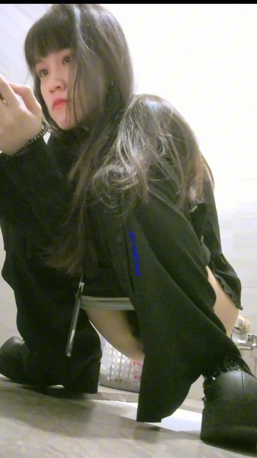 #厕所偷拍 办公楼厕所偷拍 隔壁厕所美女尿尿 全方位视角