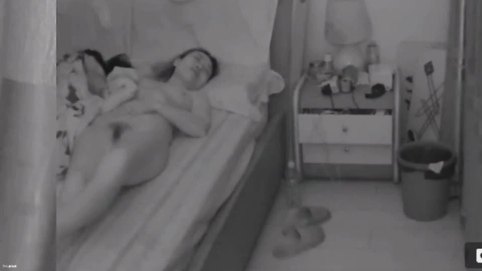 居家摄像头偷拍到人妻等老公小孩睡着了貌似自己看着A片偷偷自慰