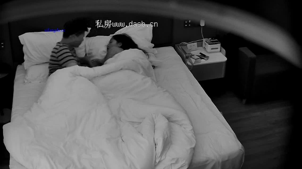 年轻的眼镜母狗腿分成M形状，狠狠射她们小穴里面，精子都流出来了，射满了自己用纸在擦