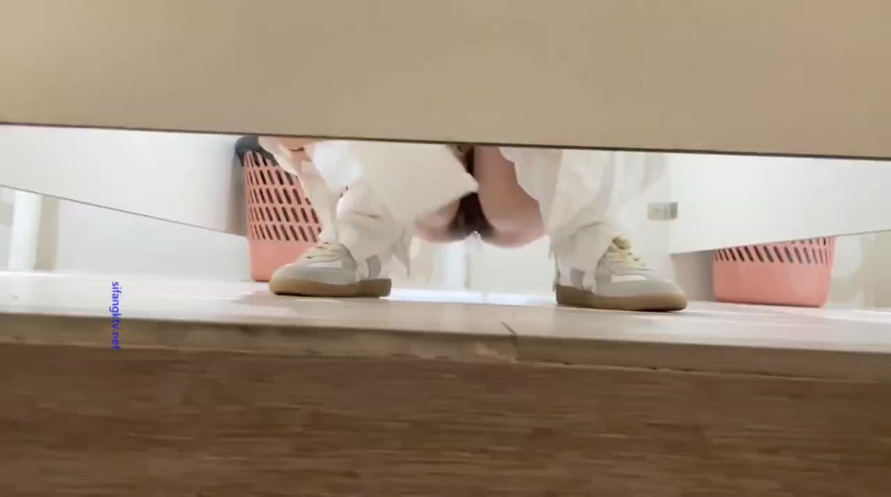 最新十月补习班女厕全景偷拍几位气质不错的美女老师️看看她们的鲍鱼有什么不一样 总长11分钟