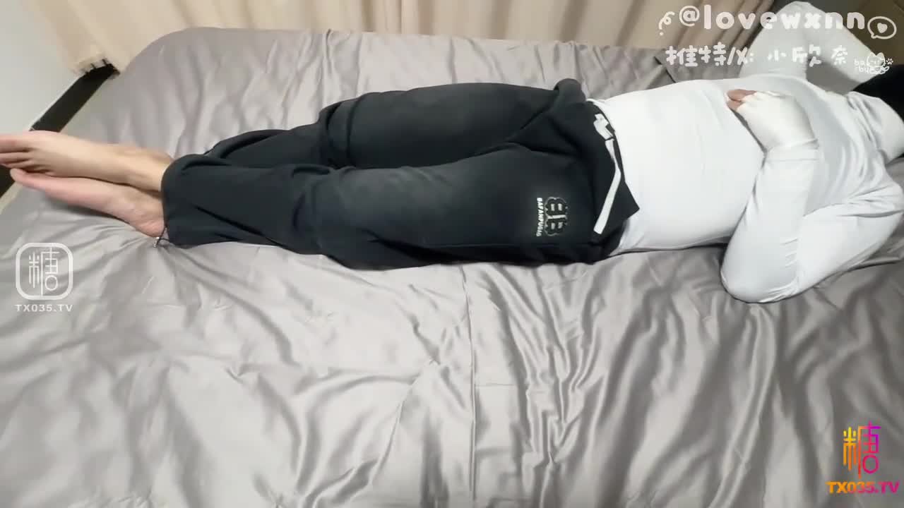 【糖心VLOG】:   #母狗 #啪啪 #反差 #Cos #榨汁复制上方关键词点击我进群搜索更多 赞助进内部群点我了解24小时自助加群机器人麻衣学姐主动索取「小欣奈」足交骑乘榨干学弟的每一滴精液