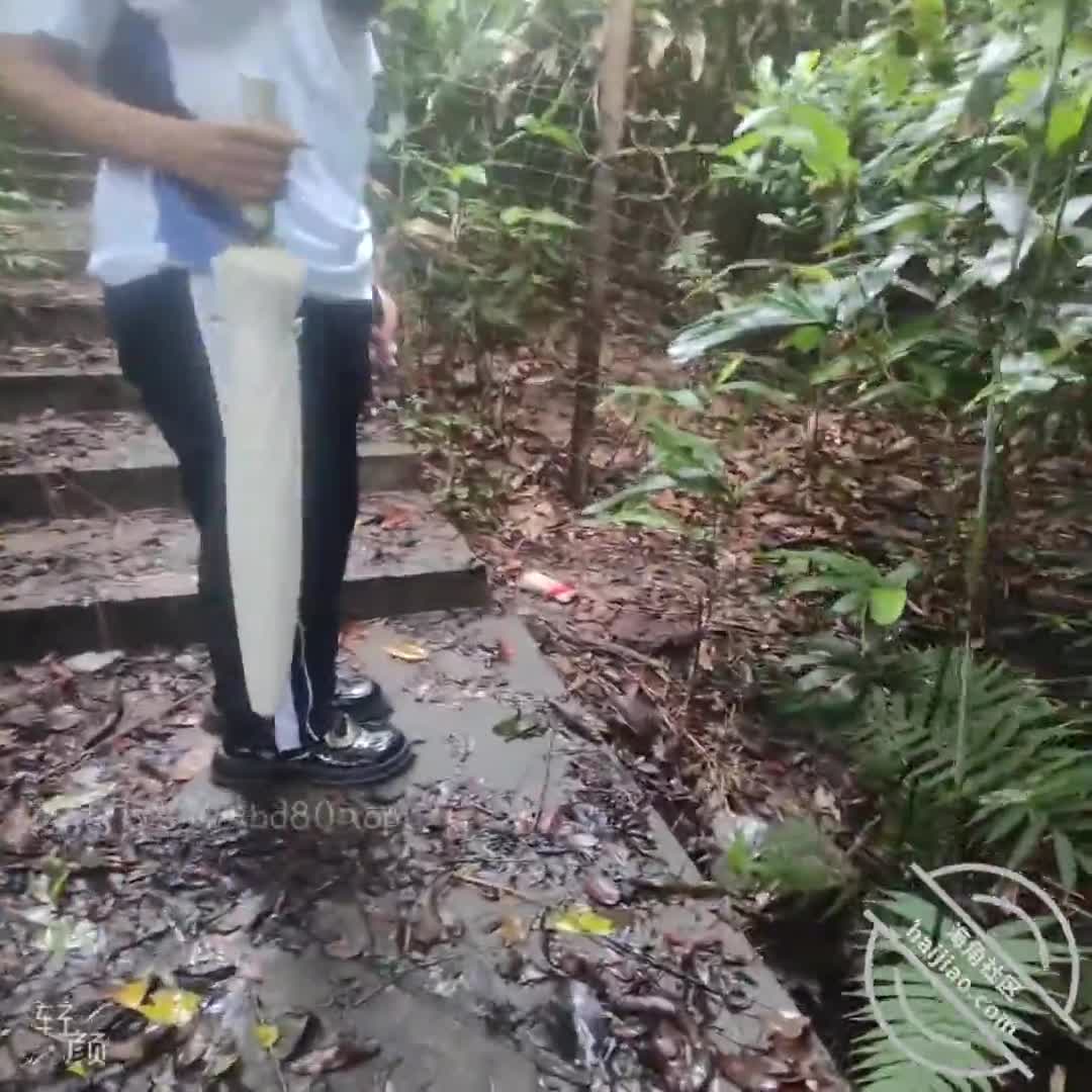 标题：34、母狗穿校服野外露出作者：#我的06女大小萝莉发帖时间：2024-05-28 23:35:28之前说了要带母狗去野外露出，结果天天下雨，而且还是很大的雨，一度以为野外露出要泡汤了但是好在天有放晴之时，我们趁着一个雨后抓紧去了一个山上，看的出是刚下个雨的吧找了一块稍微干一点的地，让母狗在地上爬行。但是这条道路挨着一个村庄，所以人还挺多，所以爬了一小段就起来了我们沿着山路一直走，走了好长时间，最后好不容易找到了一段小路，但是这个小路明细是废弃了的，没什么人走了，路两边的树枝都长路上来了，最要命的是蚊
