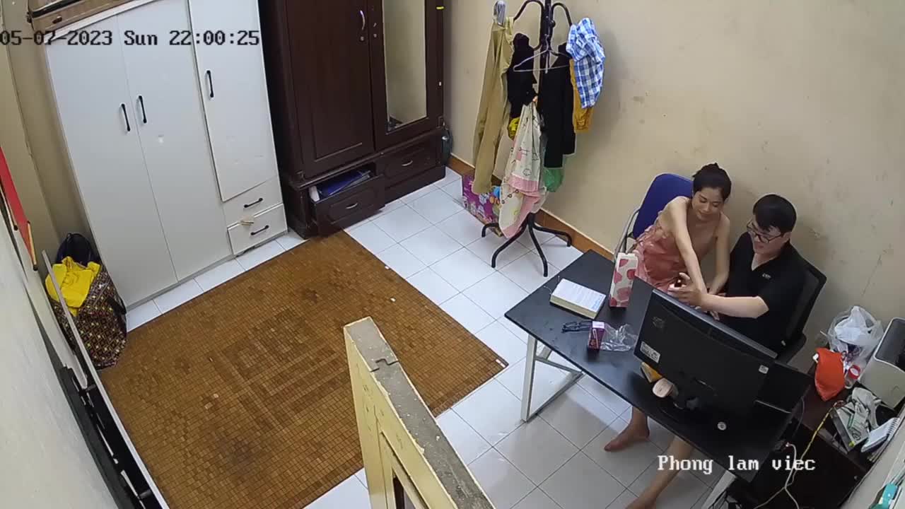 黑客破解家庭摄像头偷拍 非常会玩的年轻夫妻每次做爱前让媳妇穿上情趣内衣一块看视频热身躺在地铺做爱