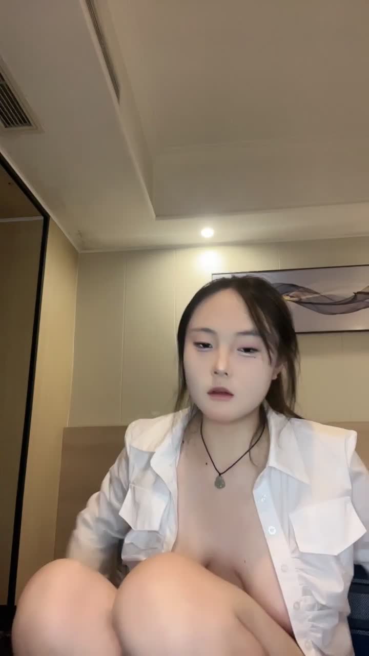 大胸坦克学生 巨乳肥臀 道具足交 无套