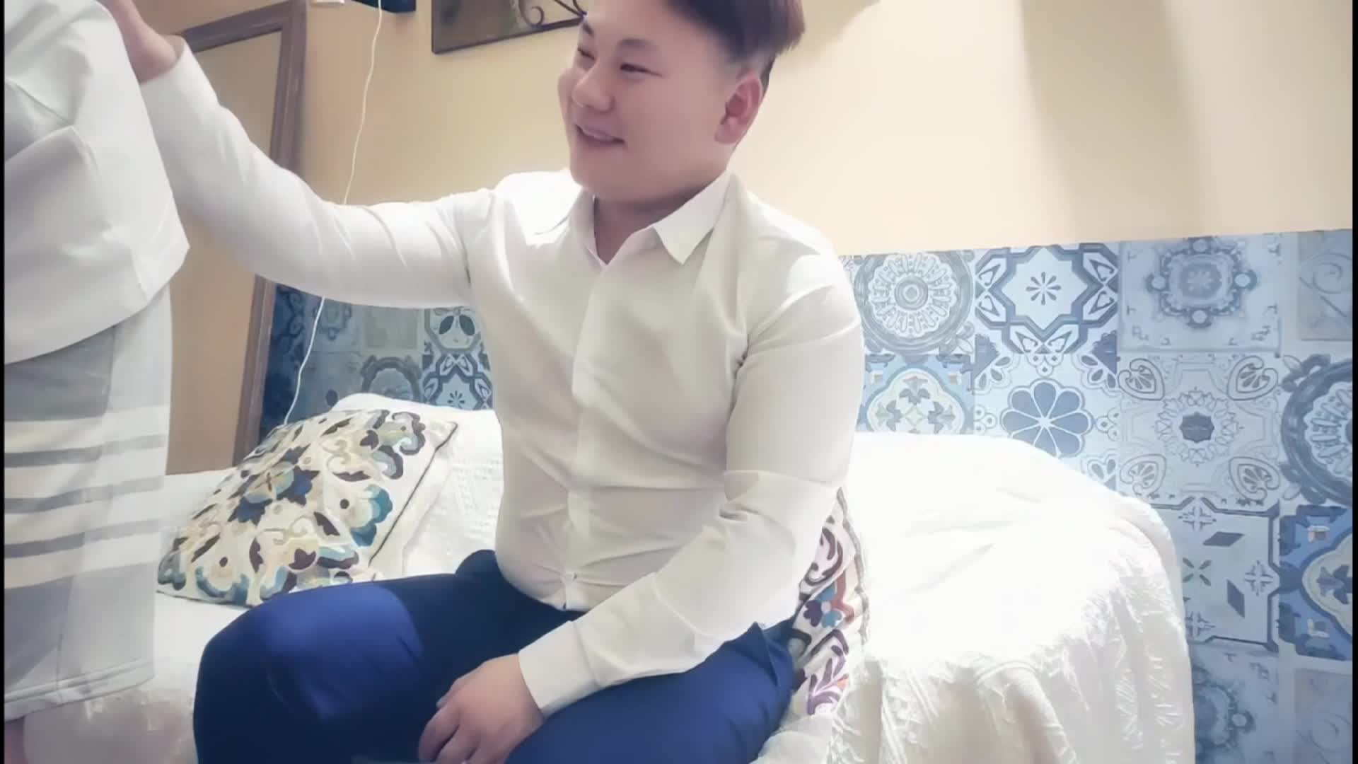 #偷拍 极品蓝发甜美校花 颜值比肩一线明星手上有纹身的学生妹，刚下海做爱稍显生涩