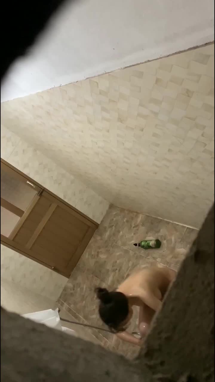 眼镜妹家中洗澡被窥