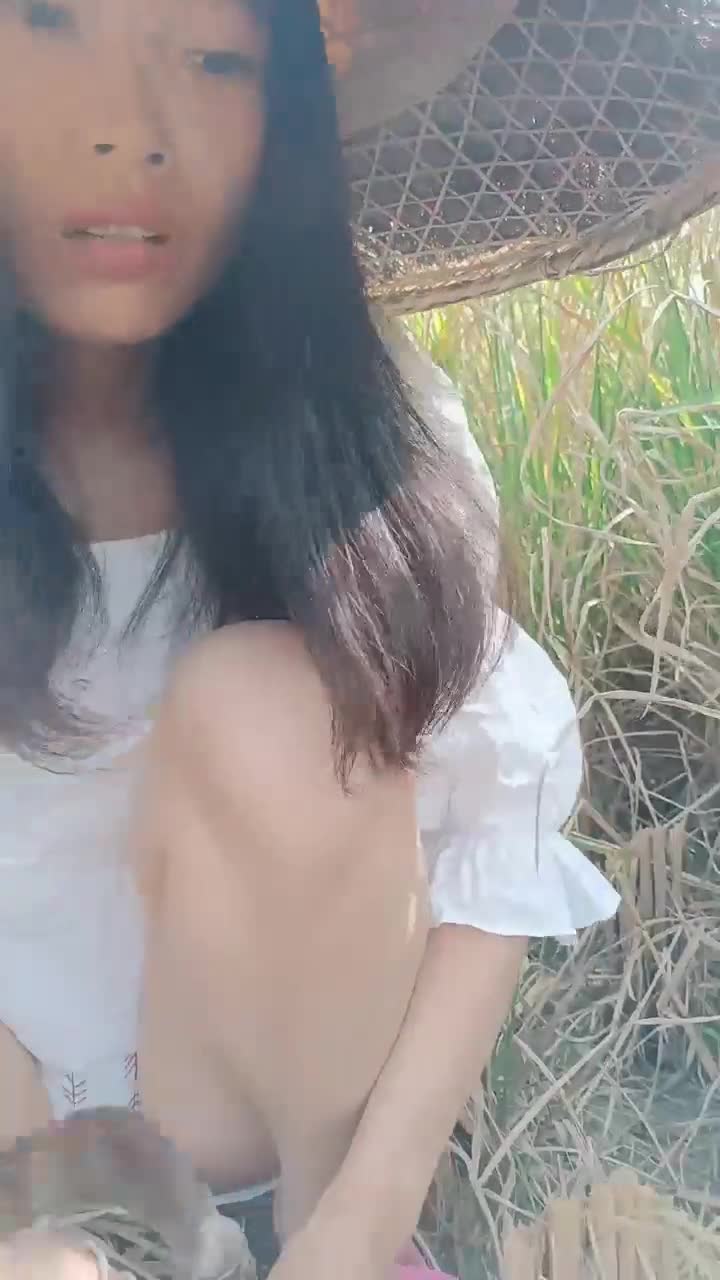 农村少妇??【艳艳子】田地里也疯狂~表姐老妈就在旁边一起割稻谷??内内塞跳蛋大胆激情诱惑~洗澡抠穴自慰高潮！ #国产 #自慰