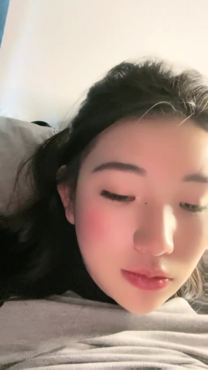 学生妹美女宿舍玩诱惑，一线天馒头B掏出豪乳超柔软，肥美骚穴对着镜头揉搓极品美穴 #反差 #国产 #萝莉