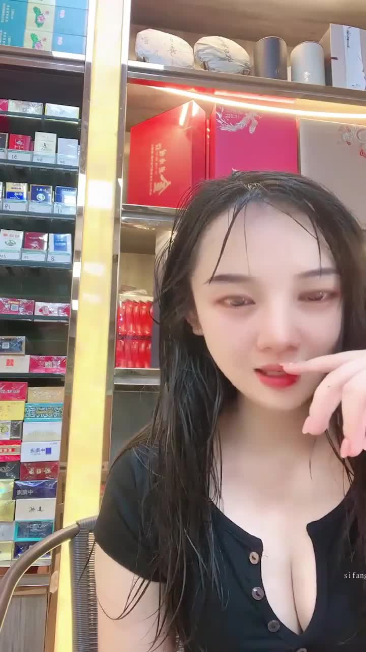 全网最能喷水的极品骚货！只能说卧槽啦！超甜美的烟酒店老板娘，店里自慰喷水上天，这谁能顶得住