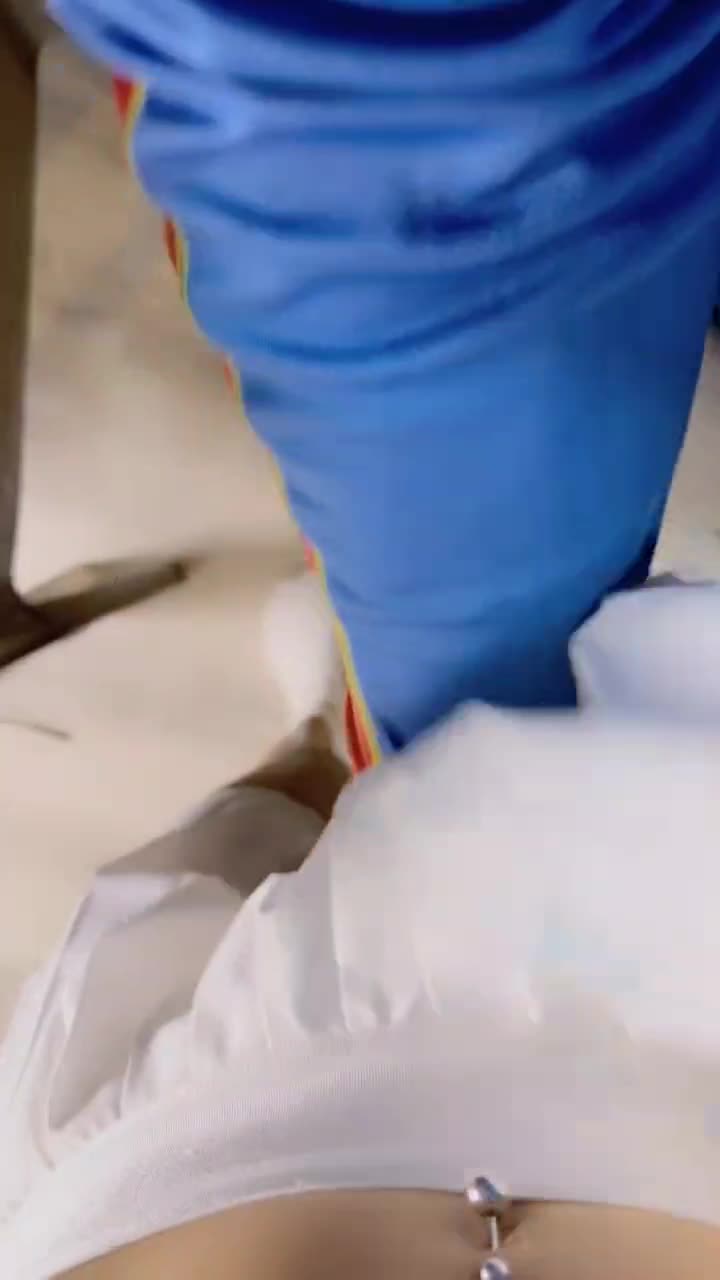 健身小骚货！勾搭大屌壮男操逼！金手指骚穴一顿扣，后入暴插淫水直流，翘起肥臀撞击#勾引 #后入