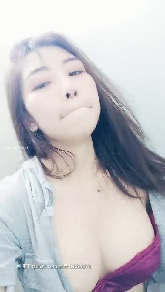 夫妻户外勾搭~老婆，你给胸她看一下勾引~我把老婆给你搞，你也给我介绍一个嘛，我老公很大方的，我们经常换妻！最后商量一起回家里搞！ #国产 #自拍偷拍