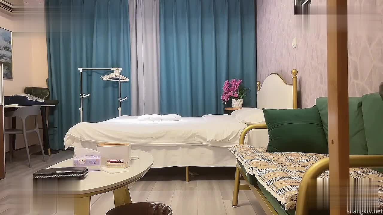 李寻欢酒店3000约的极品双马尾学生兼职妹，奶子和逼都特别粉嫩