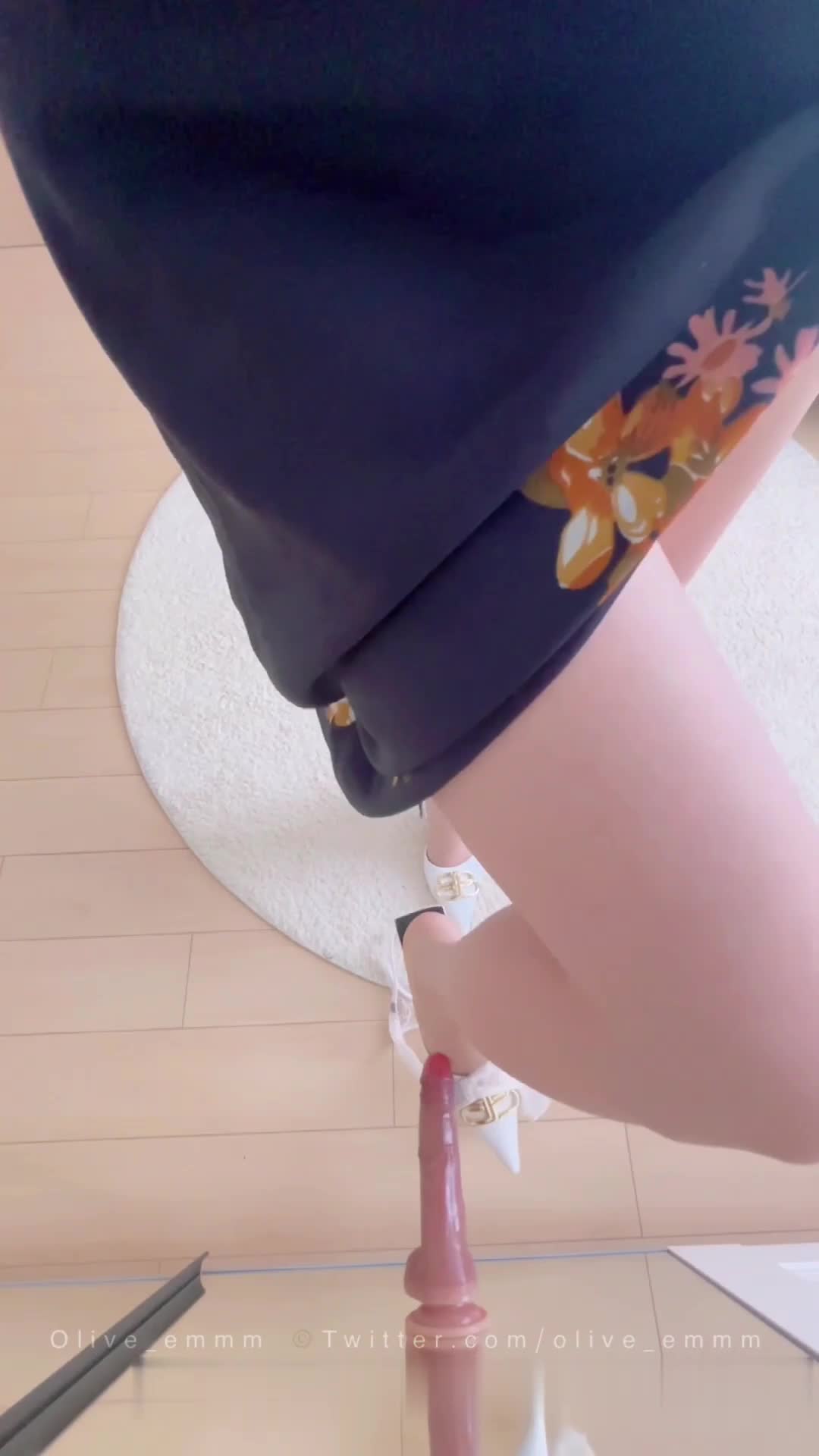假阳具时间#onlyfans #Olive #假阳具对着假阳具挑逗了半天，最后还是自觉的将自己的小穴怼上了️关键词搜索
