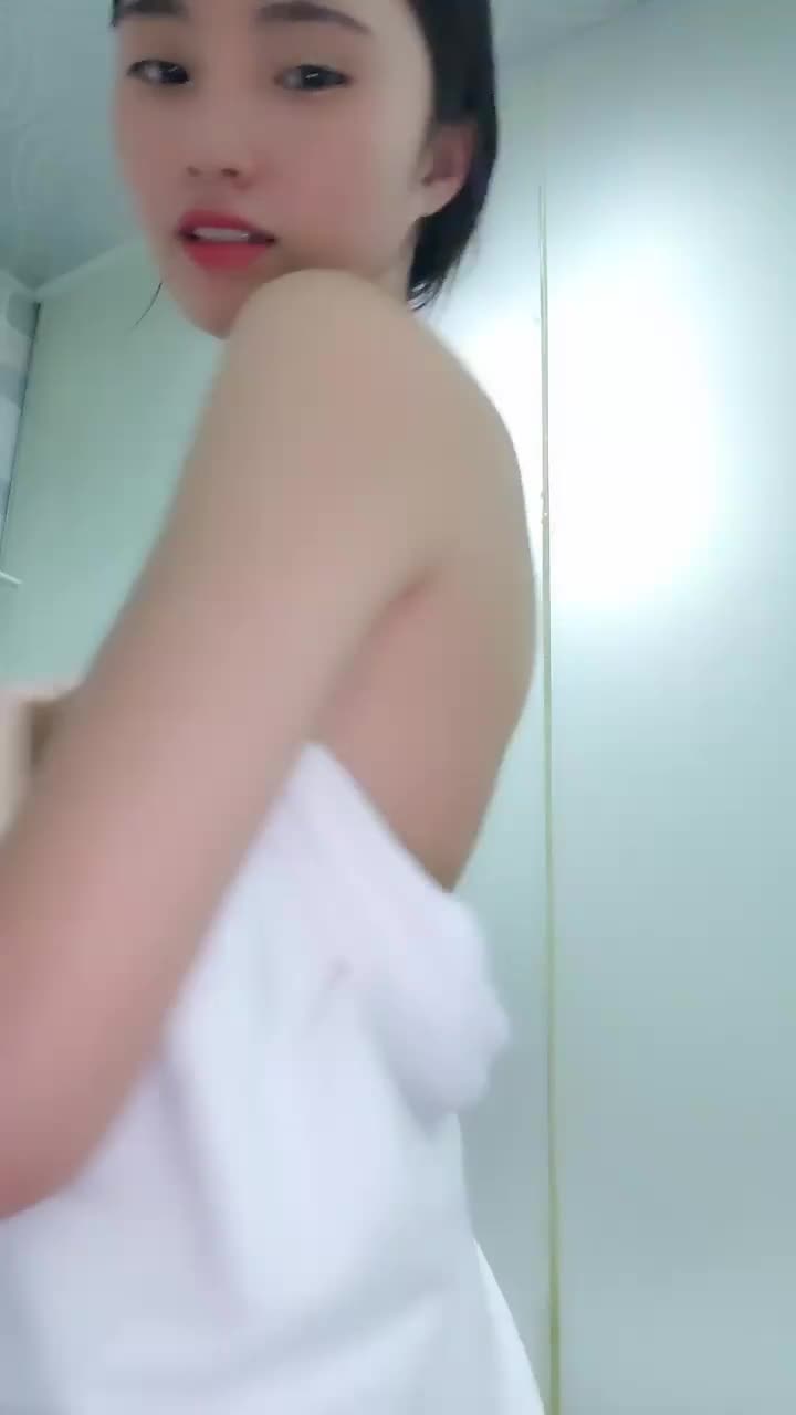 文静红唇大美女洗澡自慰湿身诱惑翘屁股掰穴洗完回房间特写手指扣逼拿出假屌抽插 #国产
