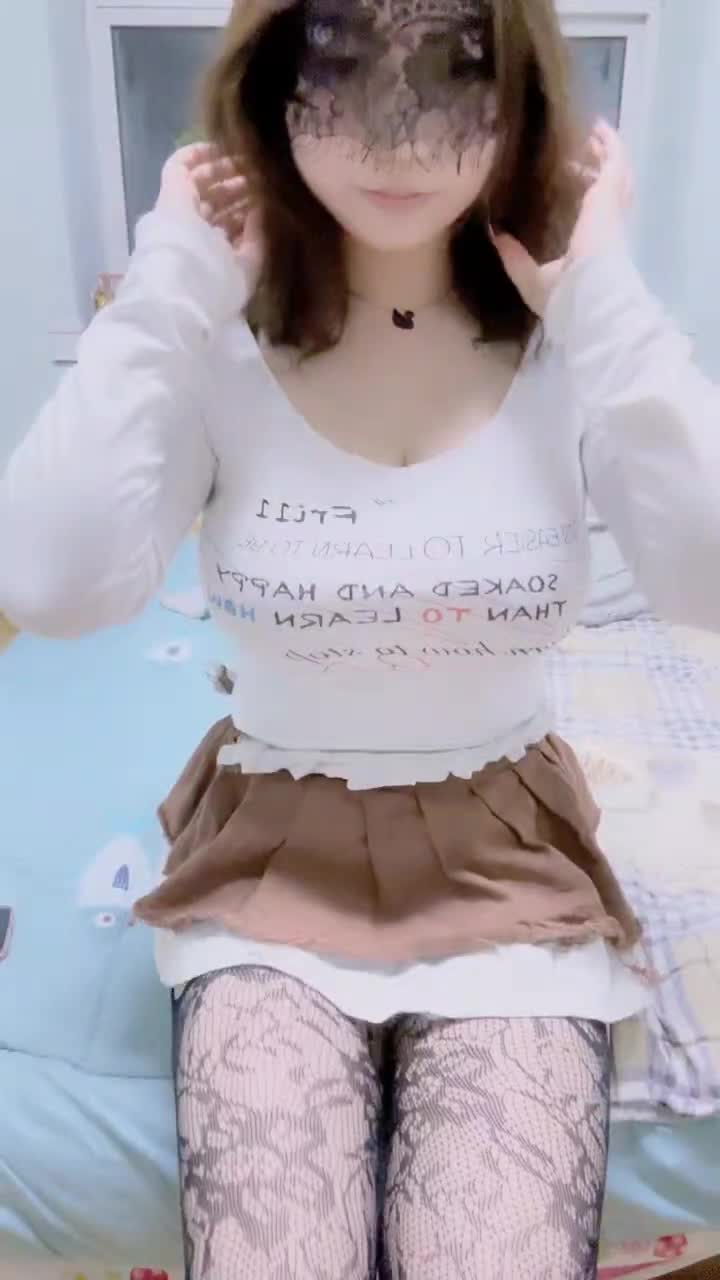 E罩杯嫩妹妹！一对豪乳又白又大！性感吊带网袜，极品美臀地上假吊骑坐，被炮友震动棒玩穴 #萝莉 #国产 #反差