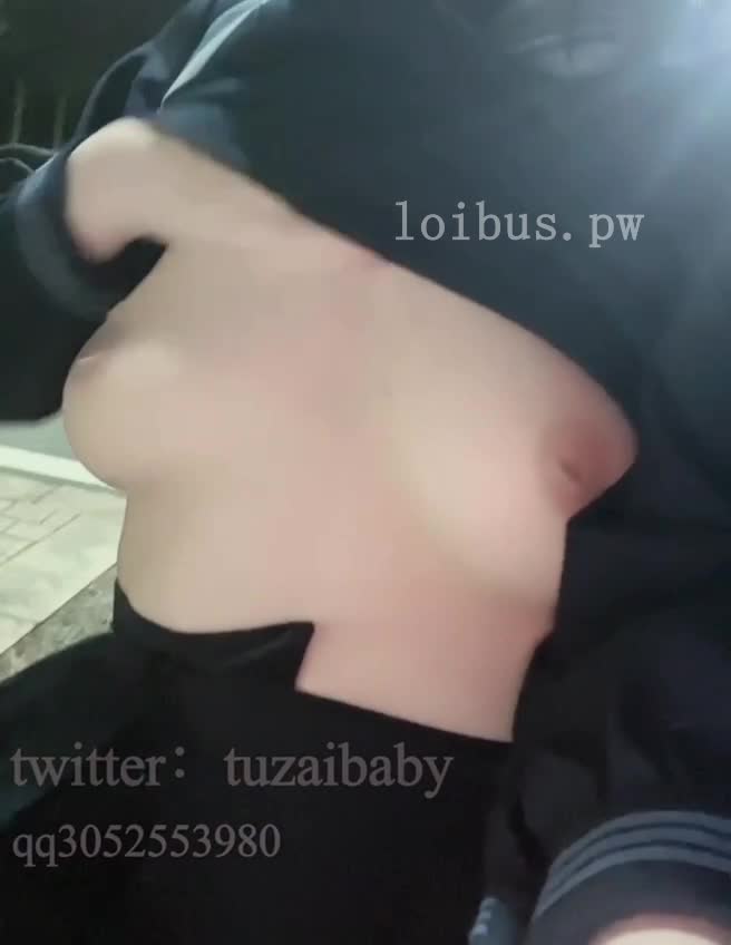 #tuzaibaby #兔崽 #JK #露出白虎JK街边露出自慰，若是各位在路边遇见这样的妹子，是会避开还是上去爆炒一顿