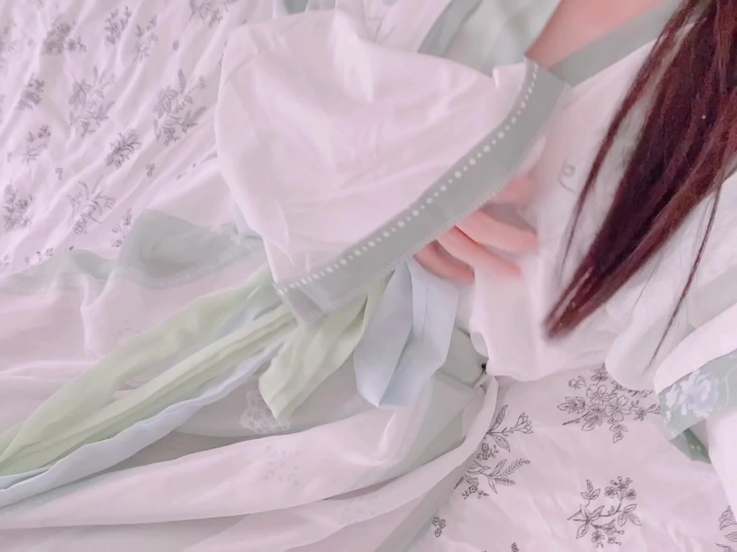 经典再现#芋圆呀呀 #萝莉 #白虎 #自慰 @lolirua还是这位福利姬的作品，兜兜转转还是她，还是高质量，而且还在一定程度上有辨识度，熟悉的身材️聊天群     万能搜索️点我一键订阅茶话会全服务