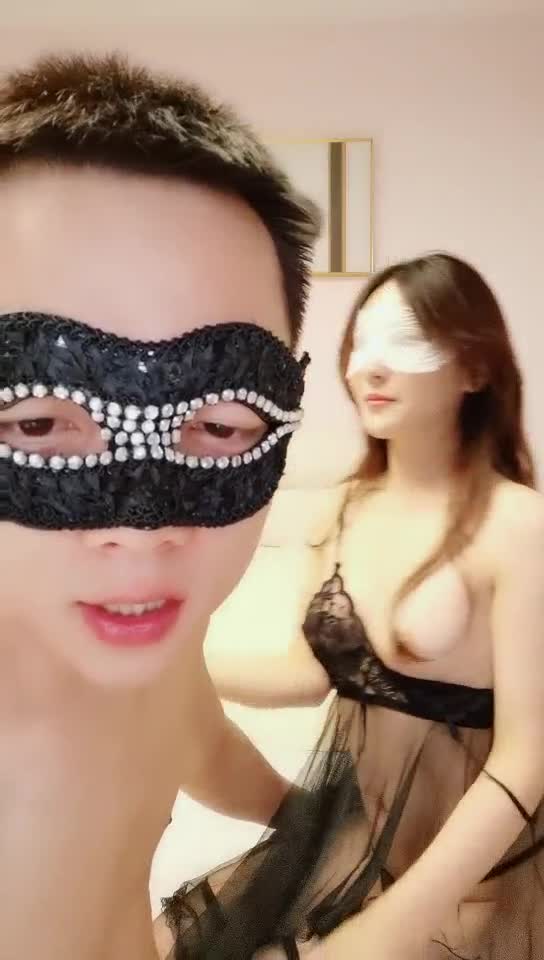 网红女神，黑丝美腿炮友操逼，骑乘位尽情扭腰，站立后入多毛骚逼，美女很是妖娆