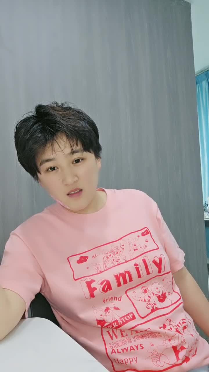 姐妹花露脸短发极品尤物少妇激情大秀直播，全程露脸让大姐穿上假鸡巴内裤爆草，吃奶玩逼亲小抠到逼 #国产 #反差