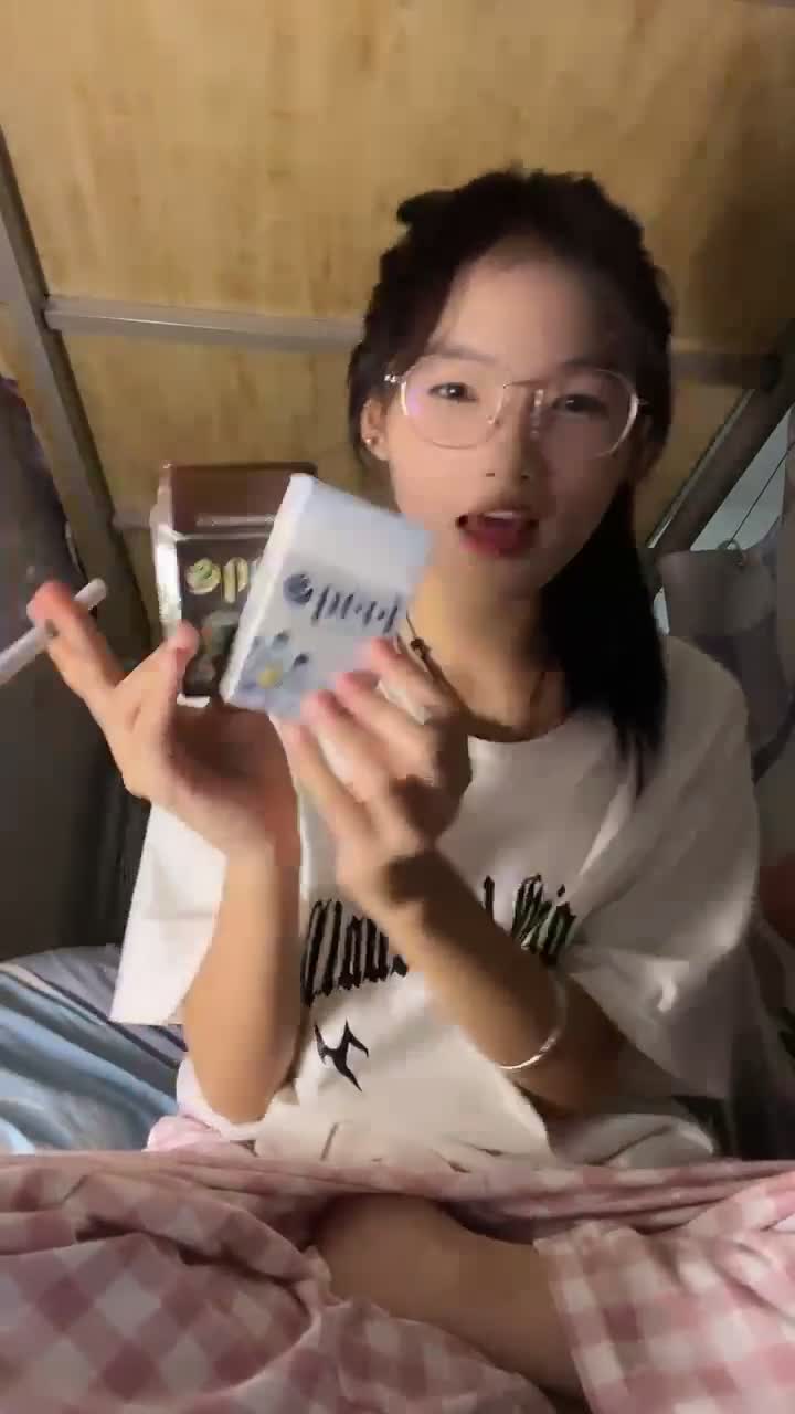 211高校大学生，宿舍偷偷自慰！好享受~【摇摇摇】高潮！痉挛~爽。眼镜妹，反差婊躲在蚊帐里疯狂发骚#学生 #宿舍 #自慰 #高潮 #萝莉