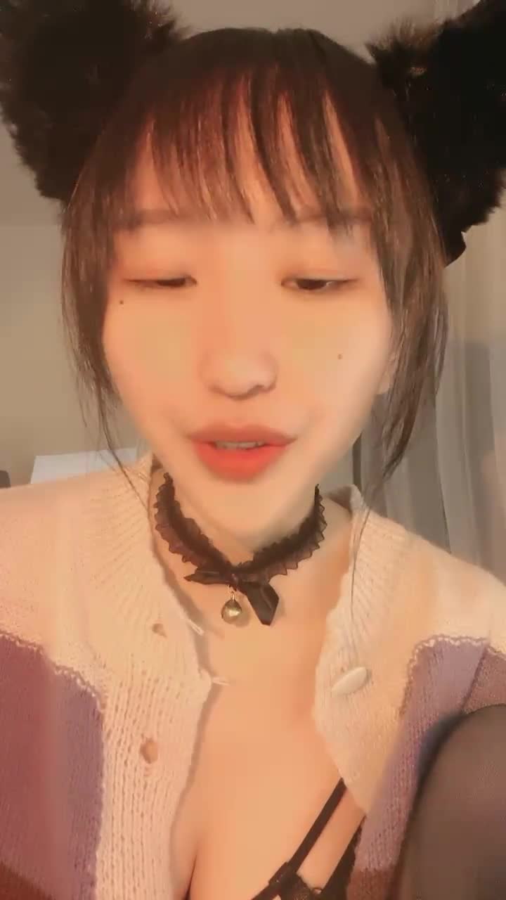 02年却非常淫荡小骚货，先来一段脱衣舞 ，黄瓜香蕉轮番舔 ，开档黑丝振动棒猛插，奶子上滴蜡花样多，表情淫荡很想要 #主播 #直播录屏 12