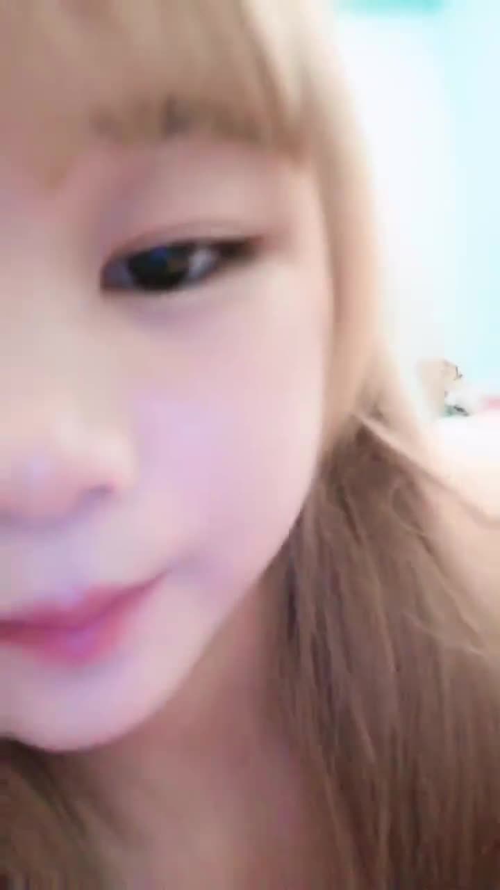 萌妹道具自慰撩起衣服揉捏白嫩美乳白色丝袜张开双腿掰穴扣逼 #国产