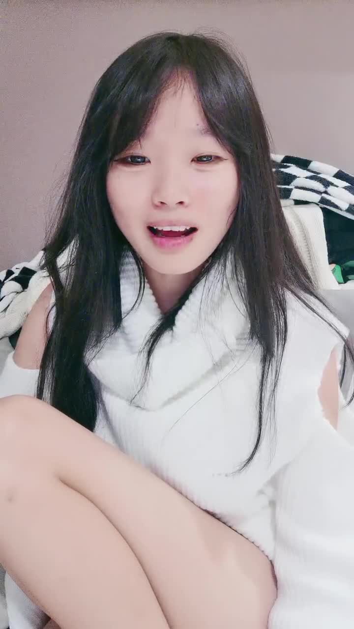 美少女白虎肥穴！撩起衣服贫乳！翘起双腿揉搓，干净无毛美穴，镜头对着屁股极度诱惑 #国产 #自拍偷拍