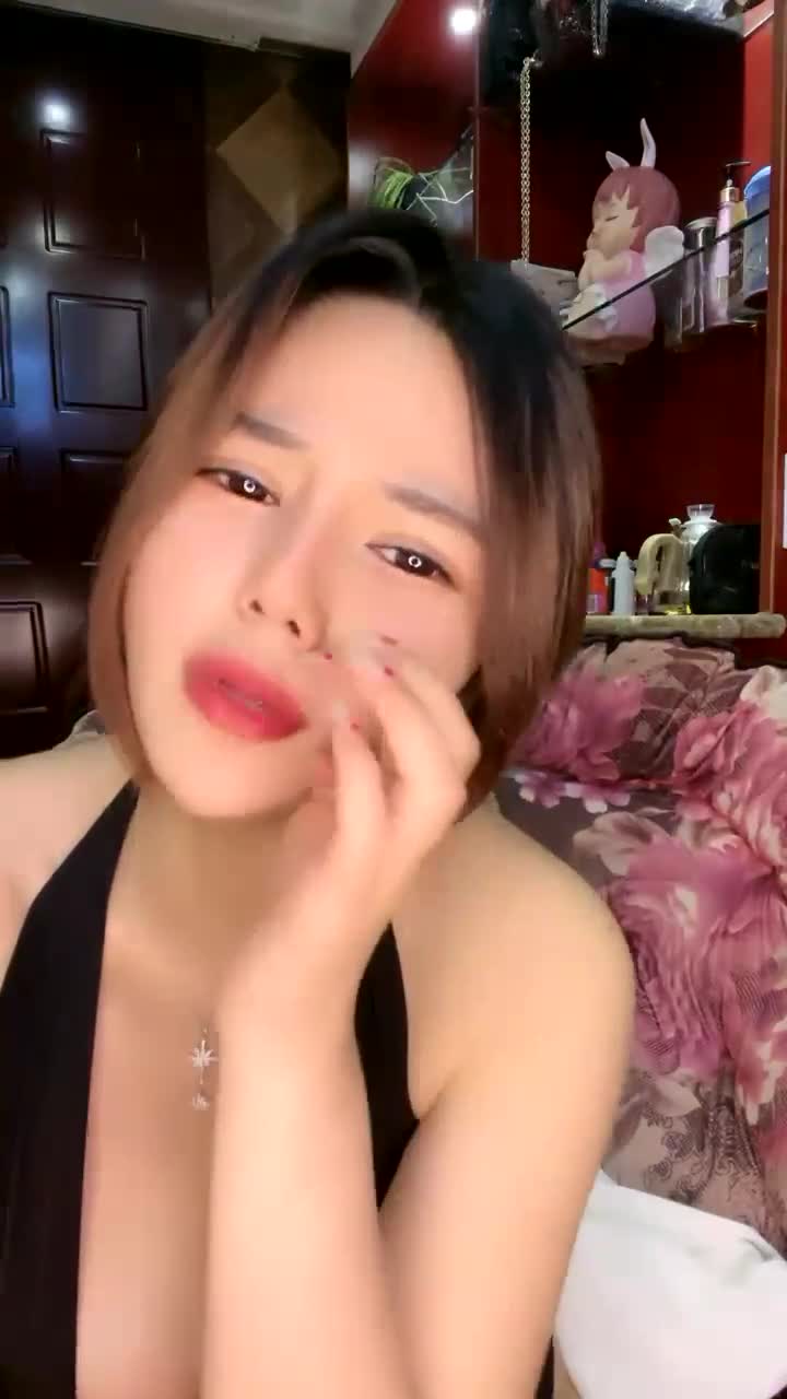 G奶妹子性感露奶装掏出大奶子自己舔奶头晃动奶子撞击掰穴特写翘起肥臀扭动非常诱人 #国产