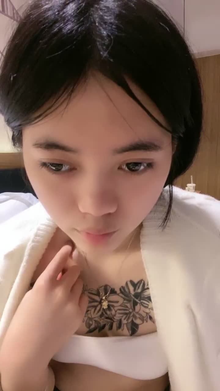 美女初下海！极品美臀翘起，一线天嫩穴，掰开嫩穴特写，揉搓阴蒂，有点放不开 #国产 #反差