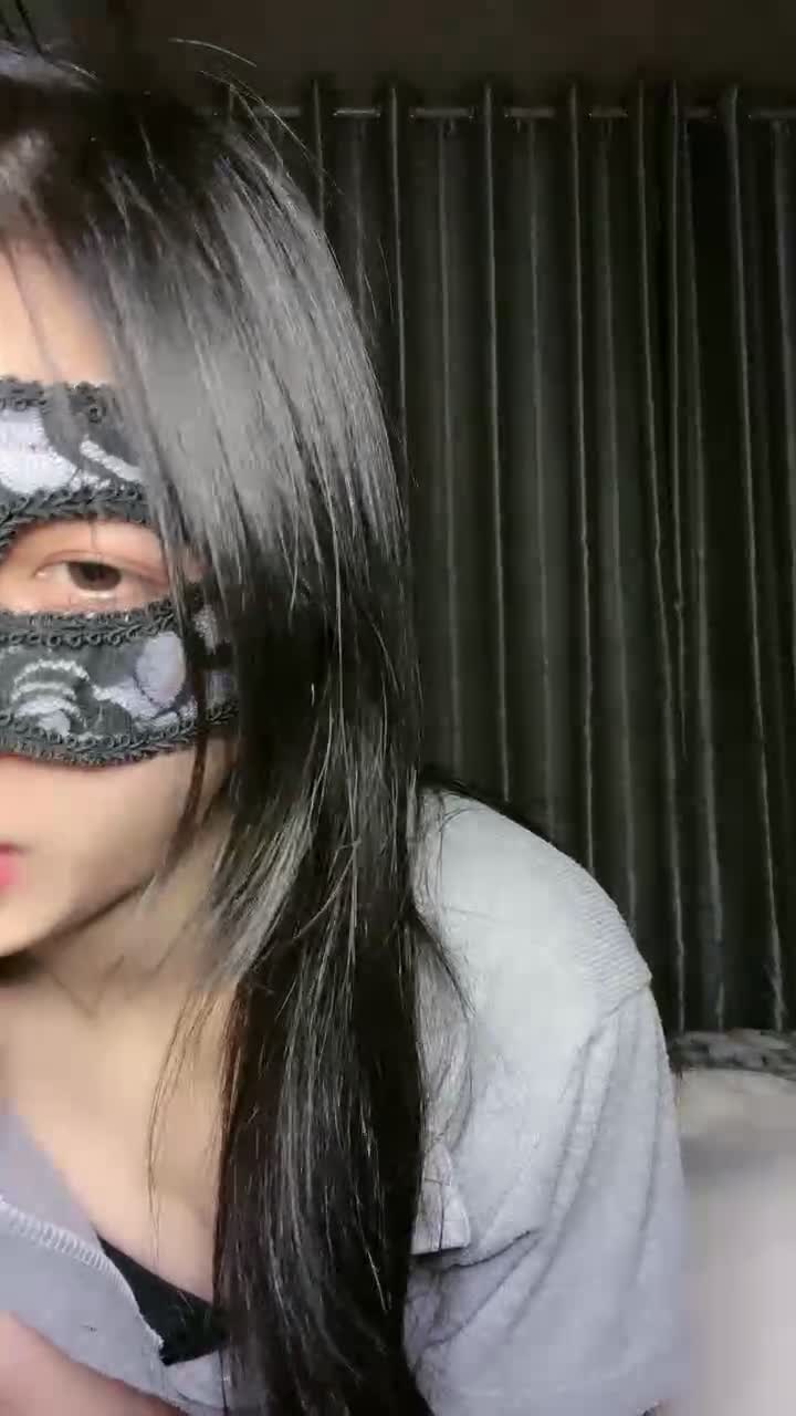 极品美少女！外表乖巧呆萌！大尺度很会玩，双指扣穴一脸享受，应要求玩菊花，很是淫骚