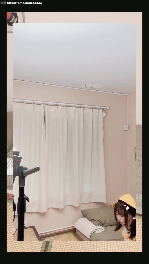 可爱萝#喵小吉 #双马尾 #小萝莉 #白丝 @lolirua兄弟们最爱的小萝莉来了，看这白丝小腿还有双马尾，娇俏玲珑，展示双乳和小腹️聊天群     万能搜索️点我一键订阅茶话会全服务
