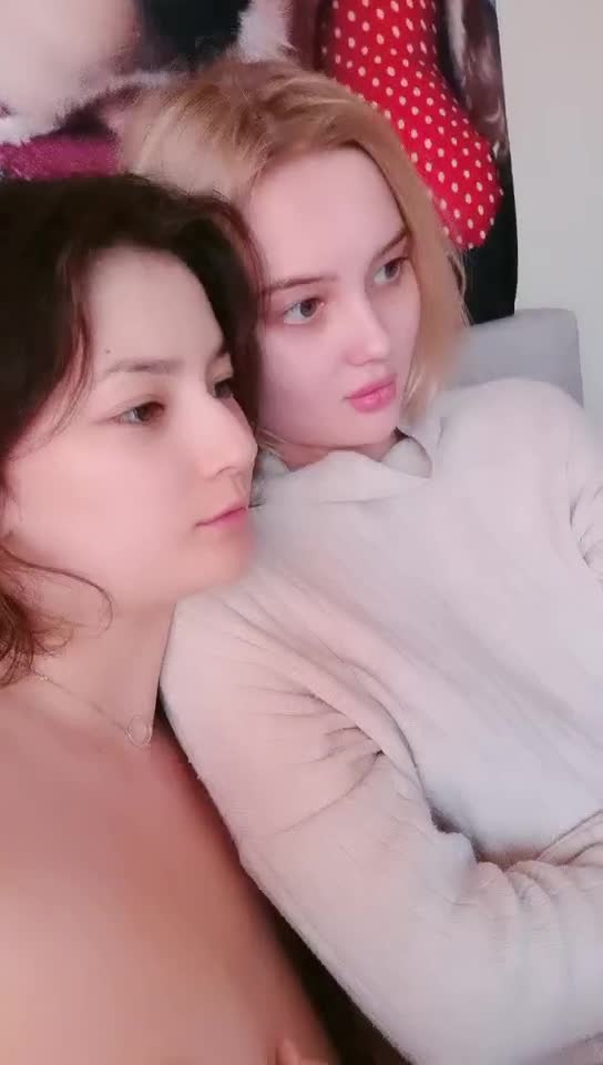 草老外双飞两个颜值不错的外国妞轮流口交大鸡巴奶子翘挺骚逼诱人还没几根毛轮草爆草抽插 #国产